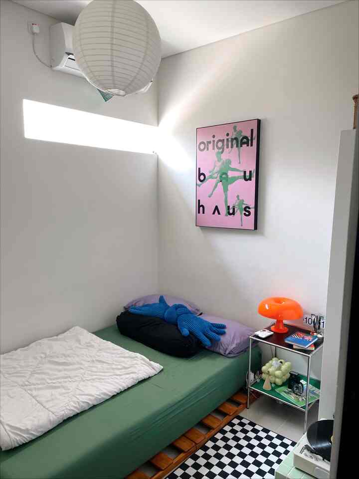 Pemilihan item dekorasi menjadi poin utama untuk membuat ruangan kita menjadi lebih estetik. Salah satu tips yang saya terapkan salah satunya di kamar tidur adalah "Perpaduan Warna". 

Perpaduan banyak item dekorasi berwarna sebenarnya menyesuaikan tema ruangan yaitu mid century modern dan retro, namun hal ini ternyata dapat membuat suasana ruangan menjadi fun dan eye catching! 🧿🧿

Item item ini saya dapatkan bertahap dari ecommerce lokal ataupun luar sudah dari 1,5 tahun yang lalu yaa 😄 

#decorativeitems
#roomstyling
#roomdecor
#bedroom