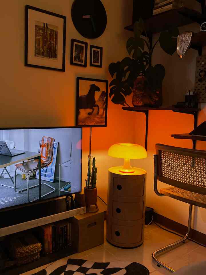 Meja TV dengan kaki kardus dari #ikea daun mejanya dari rak dinding dan dibawahnya juga ditaruh rak dinding agar terlihat rapih. Disandingkan dengan kabinet bulat dari #acehardware bikin menonton tv makin nyaman ✨🌻 
#liveslowly 