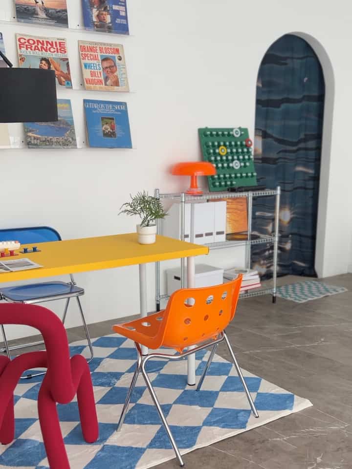 Mau ceritain sedikit proses pembangunan studio fotoku yaitu 105 STATION yang berlokasi di Bandung. Pas awal-awal pembangunan, aku dan partnerku memutuskan untuk tidak memakai jasa interior untuk studio kami. Selain untuk menghemat budget, rasanya agak sulit untuk mentransfer selera kami yang cukup unik untuk studio ini. 

Kami memutuskan untuk membagi tema yang berbeda untuk setiap lantai. Pada proses pelaksanaannya, kami merasa bahwa area railing tangga cukup mengganggu untuk estetika studio. Selain itu, kami merasa perlu adanya privasi untuk setiap lantai di studio demi kenyamanan klien-klien yang menggunakan studio kami. Akhirnya, kami memutuskan untuk memakai jasa kontraktor untuk pembuatan partisi untuk area railing dengan material gypsum. Kami juga menambahkan arch door untuk mobilitas keluar masuk dan juga untuk menambahkan elemen unik di studio kami. Swipe ke kiri untuk melihat before dari proses pembangunan studio 👈🏻

#bangunrumah #renovasirumah #interiordesigner #arsitekrumah #renovasistudio #photostudio #studiofoto #selfinterior #selfmakeover #koreanaesthetic 