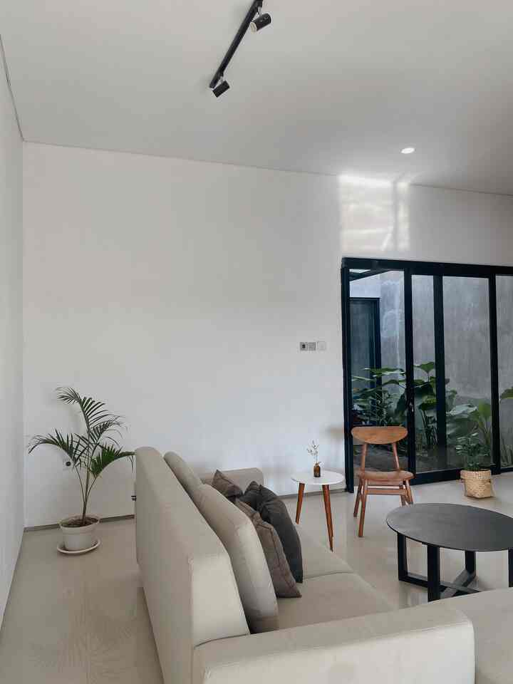 Living room/ ruang tamu di rumahku sangat minim dekorasi. Furniture atau dekorasi yang kami plih hanya warna hitam, abu, putih dan wood. Biasanya furniturenya custom atau beli di online shop yang sekiranya warnanya masih masuk dan senada. #livingroomstyling #livingroomdecor #livingroommakeover #nordic #scandinavian 