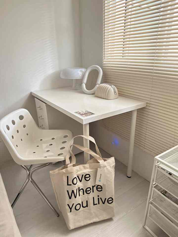 Totebag baru dari oHouse👀🩶
#fancybudgetminim #loweffortfancy #spilldecorlowbudget #bedroom #minimalist #desktop #roominspo