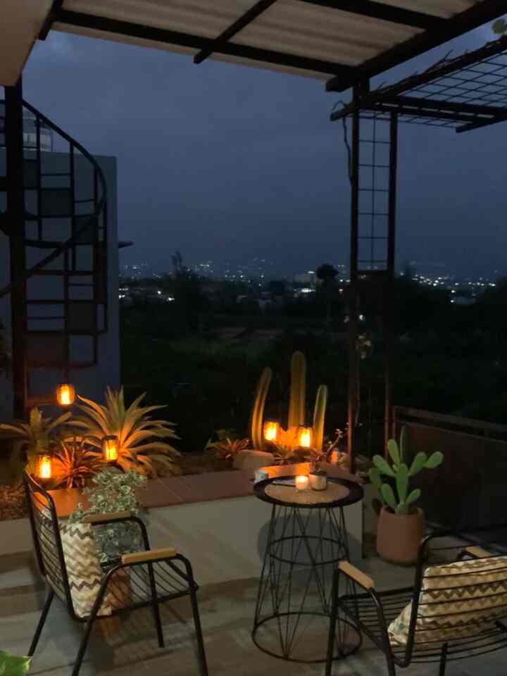 Suasana taman di balkon menjelang malam hari.. Semakin romatis dengan pemakaian lampu tenaga surya yg pemasangannya praktis tanpa kabel.
#tamanbalkon #tamanminimalis #inspirasitaman #industrialhome #minimalistindustrialhouse 