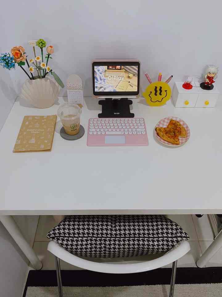 My desk setup✨
.
.
.
.
.
.
.
#mydesk
#desksetup
#deskdecor
#deskspace
#mejakerja
#dekorasimejakerja
#homeinspo