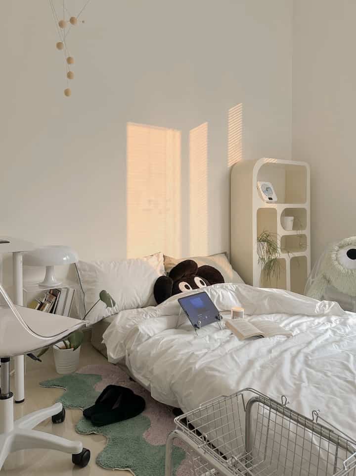 Dekorasi ruangan yang estetik perlu juga mempertimbangkan fungsi lebih lainnya, seperti scented candle yang tidak hanya sekedar membuat suasana ruangan jadi lebih nyaman namun juga bisa sebagai item dekoratif favorit yang harganya sangat terjangkau.

#aestheticroom #minimalis  #dekorasikamartidur #koreanstyle