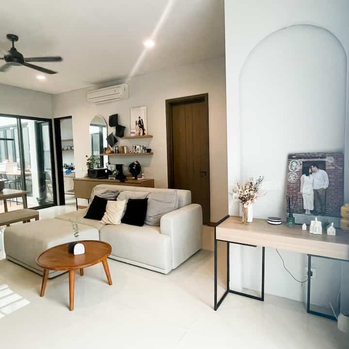 Dari awal mulai browsing interior rumah, aku jatuh hati pada keindahan dan kesederhanaan dari style #Japandi. Ruangan terlihat rapi dan terang. Oleh karena itu kami pilih kombinasi warna kayu, putih, hitam dan abu2 untuk design rumah kami. Kami focus dengan decor yang simple tapi sesuai dengan furnitur rumah lain. Lalu karena suami suma sekali dengan Lego, jadi diselipkan di beberapa sudut supaya rumah ini berasa milik bersama. #homedecorinspo #roomdecorinspo #aestethichomedecor #BSD 