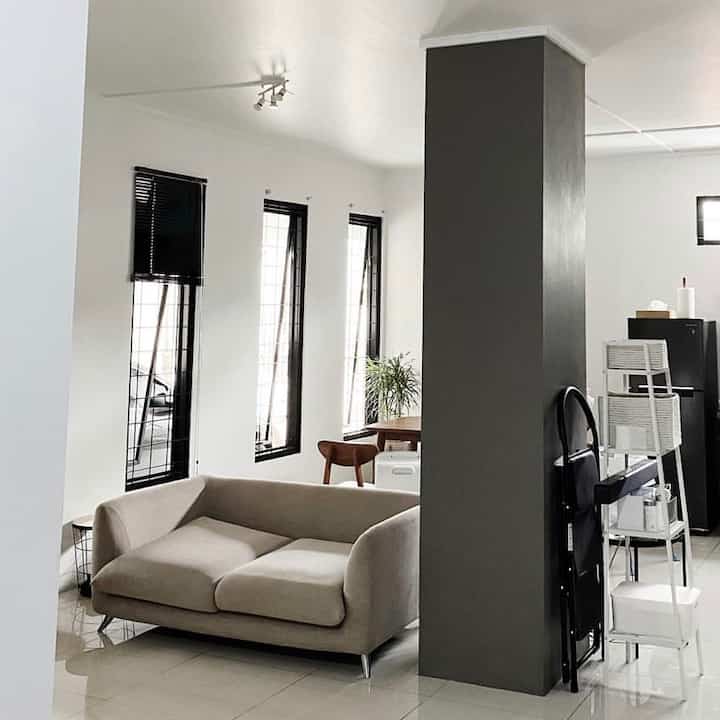 Tema dari rumahkanawa adalah minimalis monokrom yang interiornya kami padupadankan dengan furniture dan perintilan kayu/rotan.  

Kami menerapkan style ini hampir di semua ruang, karna memang warna dasar rumah ini sudah monokrom; dinding rumah berwarna putih, pintu dan frame jendela bewarna hitam, juga keramik bewarna krem terang untuk lantai 1 dan keramik abu-abu untuk lantai 2.

Ini adalah ruang tamu kami. Hanya ada 1 sofa dengan 2 seater, 1 kursi rotan, dan 1 meja baki. Area ini berada di lantai 1, dimana tergabung dengan ruang makan dan juga dapur. Biasanya kalau ada saudara/teman yang datang, sofa ini kami putar ke arah meja makan supaya yang duduk bisa lebih banyak. 

#minimalis #minimalist #homedecorinspo #roomdecorinspo #aesthetichomedecor #monokrom #entrance #ruangtamu 