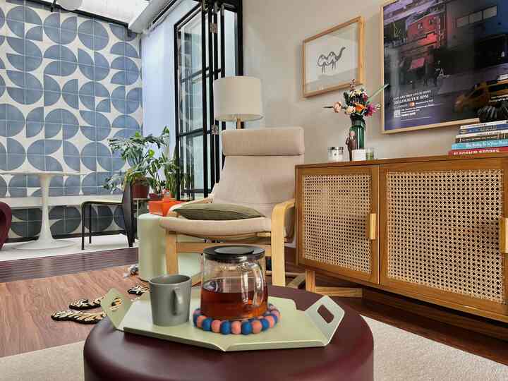 Minum teh di pagi hari sambil mendengarkan playlist favorit kita mungkin merupakan rutinitas pagi harian terbaik yang kita lakukan. ☕️🫖

#mixedfeelingshome #tinyhouse #cabin #midcenturymodern #morningroutine #livingroom #72sqm
