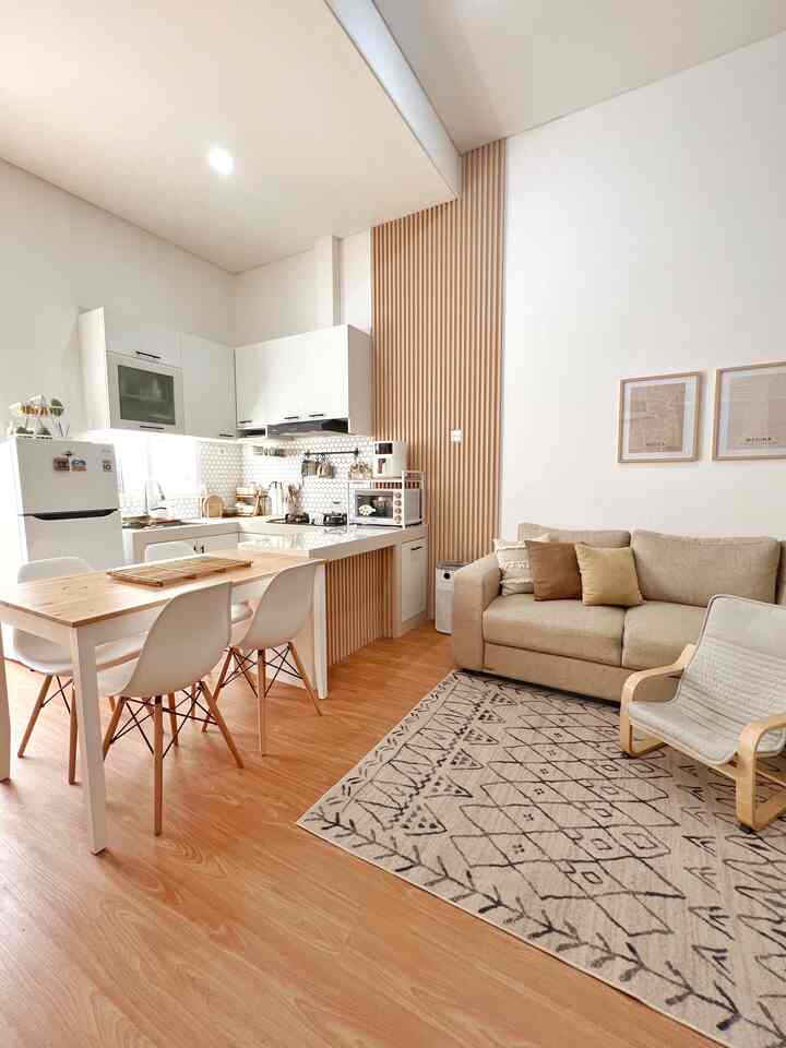 Kitchen new look✨

Setelah 2 tahun akhirnya aku make over accent wall hexagon dengan wallpanel warna natural supaya lebih menyatu dengan furniture dan konsep white & wood yang aku pakai untuk tones dekorasi.

Aku menggunakan wallpanel sebanyak 10 lembar (1 box) untuk dinding dan meja bar dan menghabiskan budget sekitar 1,8 juta include biaya pemasangan jadi relatif ya bugdet nya

Sekarang vibes ruangan ini terasa lebih warm yet brighter setelah dipasang wallpanel. Tips dari aku, gunakan tones yang netral dan terang jika ingin rumah terkesan luas & bright.. semoga bermanfaat ✨

#fancybudgetminim
#lowwffortfancy
#spilldecorlowbuget
#kitchen
#livingroom
#kitchenanddining

