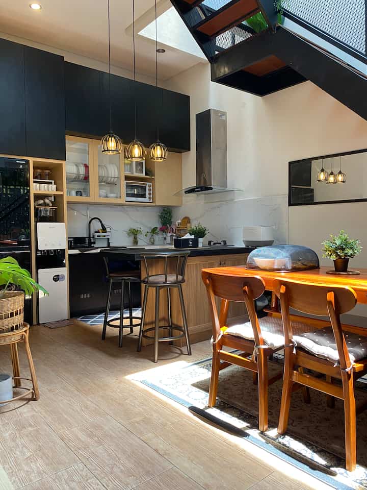 Focal Point Dapur Pesona Jiten terdapat pada Kitchensetnya sendiri

Sesuai tema rumah tone Dapur bertema industrial

Agar selalu terlihat tampan dan rapi ( i called it tampan) karena memang lebih ke tampan looksnya ya 🤭
Aku simpan semua barang ke dalam kabinet
Jadi tidak banyak barang barang yang di pajang di luar 
Semuanya masuk kedalam kabinet

Table island merupakan item dekorasi tambahan, aku beli yang sudah jadi di informa
Karena aku pengen punya meja tambahan yang tidak permanent

Focal point lainnya adalah backsplash dan top table, aku custom terpisah dengan vendor kitchen, aku pakai granit perlembar ukuran besar, tujuannya agar tidak ada garis potongan atau garis nat pada bidangnya
Jadi terlihat luas permukaannya

#kitchenstyling
#kitchendecorideas
#kitchenmakeover
#dapurindustrial
