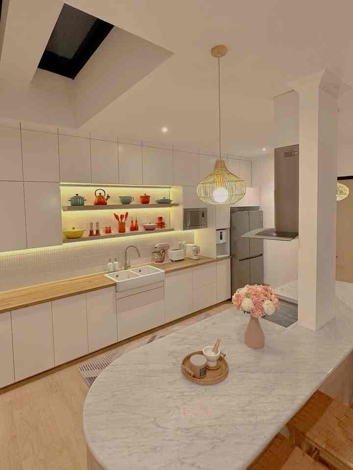 Area dapur merupakan area terluas dirumah kami. 6x6m. Lighting yang digunakan juga lumayan banyak diarea dapur ini. Mulai dari LED neon flex, downlight, spotlight dan pendant lamp diarea kitchen island. Sehingga kami bisa mengatur lighting sesuai mood. 

#arieskamarina
#homestylingbyarieskamarina
#dapurminimalis 
#rumahcluster
#IKEA
#aesthetic
#mydreamhouse