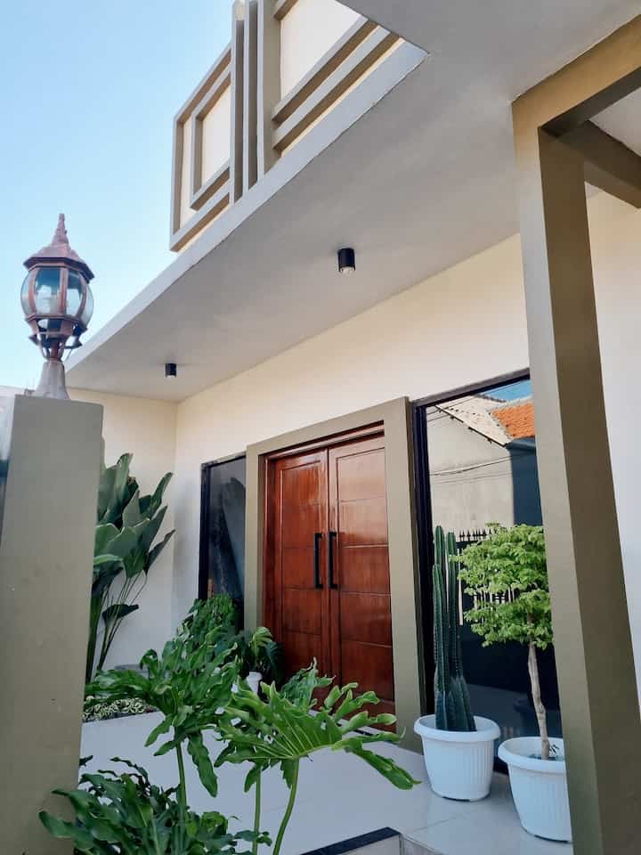 The main concept of #YYhouse is modern minimalism house. Untuk menciptakan suasana tersebut, kami menggunakan elemen2 seperti granit, alumunium, kayu, besi dsb. Selain itu penempatan lighting, customize furniture dan pemilihan cat tembok juga sangat kami perhatikan. Rumah ini masih berproses dalam 2 tahun terakhir. YYhouse sedikit banyak tersinspirasi dari hotel-hotel bintang 5 yg tampak modern dan elegan namun kami kemas supaya tetap homey.

#minimalist #homedecorinspo #roomdecorinspo #aesthetichomedecor #modernminimalist #homeinspo #YYhouse 