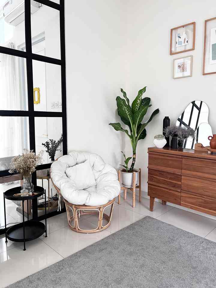 Living Room / Foyer at Casaluna. Because this room is not too big, we used this rattan papasan chair so that the room is not too full, and also so that it is easy to move according to needs. For decoration, we chose colored knick-knacks as a "statement" because this is the first room that guests see, so we want to show the cheerful character of the residents of this house ✨💙
#yourtamuaesthetic room #ruangtamucantik #makeoverruangtamu #foyer #consoletable