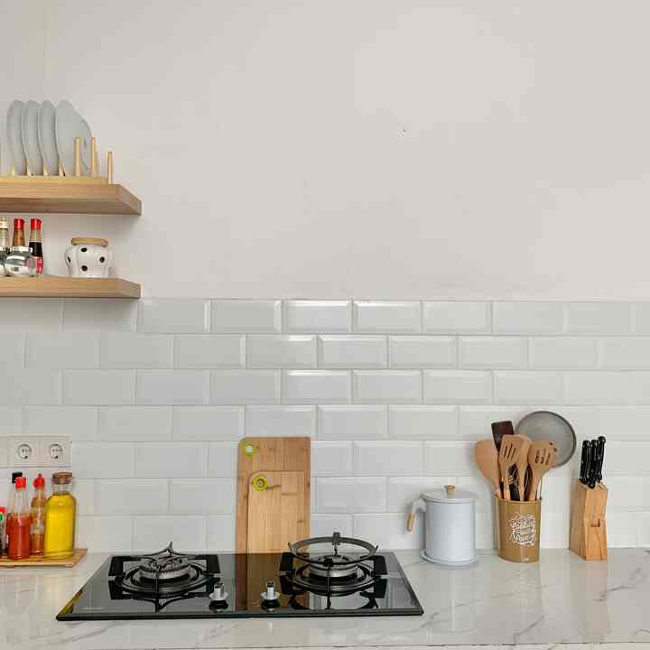 Akhirnya berani up dapur minimalis di rumah, welcome!😊
Dapur ini punya ukuran panjang 4m. Top table 3m, sisanya intuk space kulkas. Tinggnya 75cm lebar 60cm.
Sebelum terwujud dapur impian dengan kitchen set yang sudah ada gambarnya juga, beginilah tampilan dapur kami. 
Mungkin sharing dari kami untuk tips styling dapur minimalis tanpa kitchen set :
1. Gunakan warna cerah, contoh: putih ; supaya terkesan luas dan bersih
2. Hindari teralu banyak perintilan dapur diatas counter top table. Agar memasak leluasa dan tetap rapi
3. Buat penyimpanan dinding (contohnya ambalan/rak) untuk space pajangan dan rak bumbu
4. Gunakan rak storage dibawah dapur untuk menyimpan wadah/piring jika belum memiliki lemari kitchen set 
5. Tambah dekorasi seperti bunga artifisial, vas atau lukisan agar suasana dapur menjadi lebih hidup

#kitchenstyling #kitchendecorideas #kitchenmakeover
#dapurminimalis #minimalistkitchen 