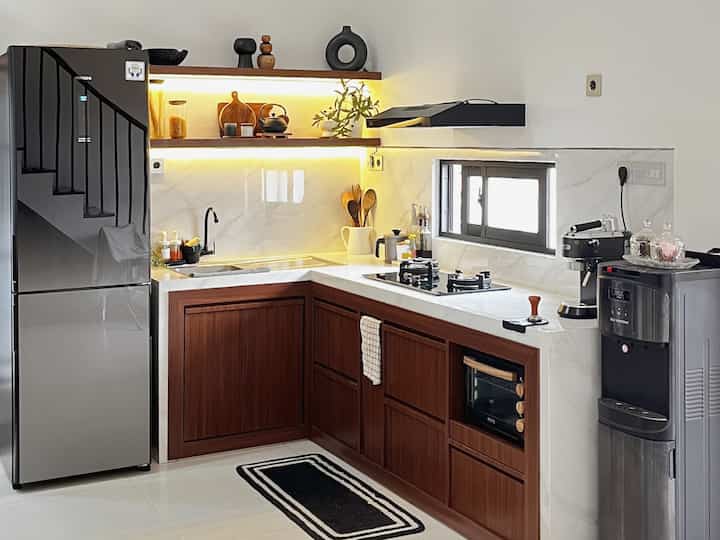 Dapur minimalis NRHome, memiliki tone black, white & brown. Menggunakan kabinet & ambalan😍 #minimalis #homecafe #homestagram #minimalist #kitchenset #dapurmodern #dapurminimalis #homedecor #ohouse #earthtone