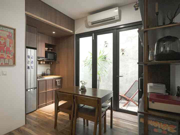Kitchen dan dining room dirumahku ada di 1 ruang yang sama. Kitchenku punya 2 jenis storage: rak terbuka dan rak tertutup. Rak tertutup biasanya untuk simpan bahan makanan, kotak makan, peralatan masak, banyak perintilan sehingga perlu ditutupi menggunakan rak ter tutup.
Ada juga rak terbuka. Untuk trmpat simpan home appliences yang sering digunakan agar lebih mudah ambil barang, juga terlihat aesthetic karena bisa dijadikan tempat hiasan pajangan maupun tanaman.

#kitchenstyling #kitchendecorideas #kitchenmakeover #kitchen #tinyhouselivinghigh #diningroom
