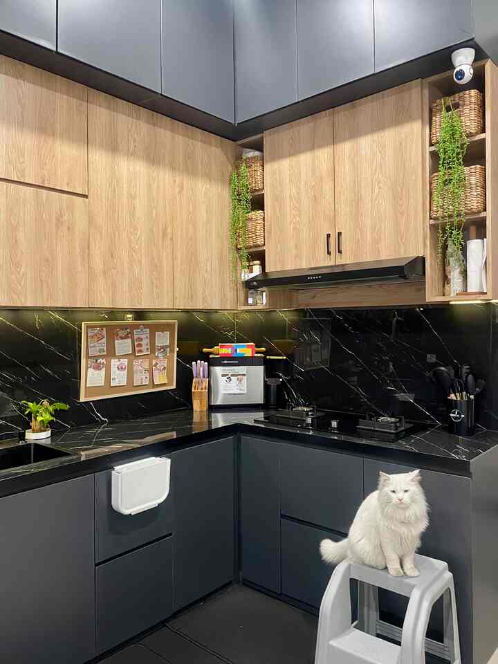 Dapur adalah ruangan favorite ku setelah living room. Area ini adalah area penting dimana aku pertama kalinya belajar masak hingga akhirnya bisa masak masakan berbagai macam menu untuk suami. Suami udah bikinin kitchen set cantik, jadi aku mau berusaha untuk bisa bikin masakan yang enak-enak!
Tentunya setiap saat dapur ini selalu digunakan, sehingga kebersihan harus tetap terjaga agar masak-memasak lebih nyaman🫶🏻💖 #myfavoriteroom #myhousestory #myfavoriteitems #scandinavianhouse #dapurhitam #inspirasidapur