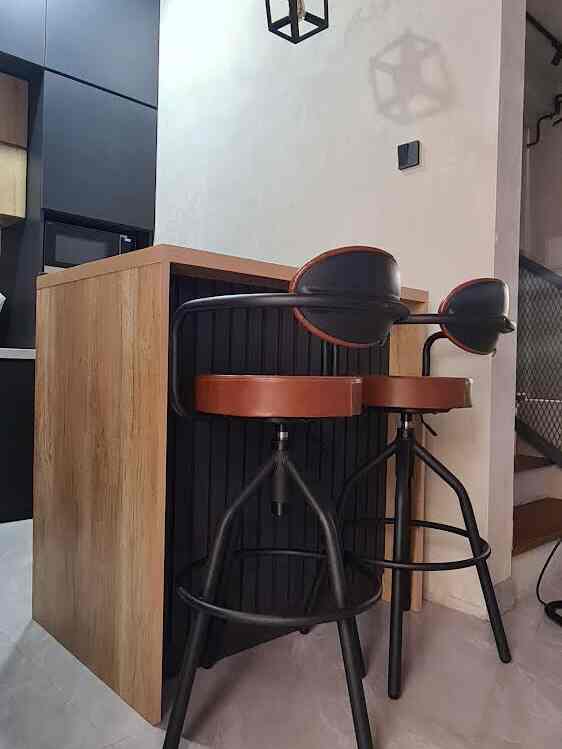Island yg lebih tepatnya disebut bar table karena lebih tinggi dr tinggi meja biasa ini merupakan salah satu furniture custom yg ada di @houseof.aru yg dipesan ke salah satu vendor.
Dibuat custom karena untuk menyesuaikan dengan ruangan shg lbh pas.
Selain sebagai bar table juga difungsikan untuk storage peralatan makan & tempat untuk kitchen tools spt rice cooker & air fryer shg lbh keliatan rapih.

#customfurniture #personalizedfurniture #uniquefurniture #industrial #industrialhouse #island #bartable