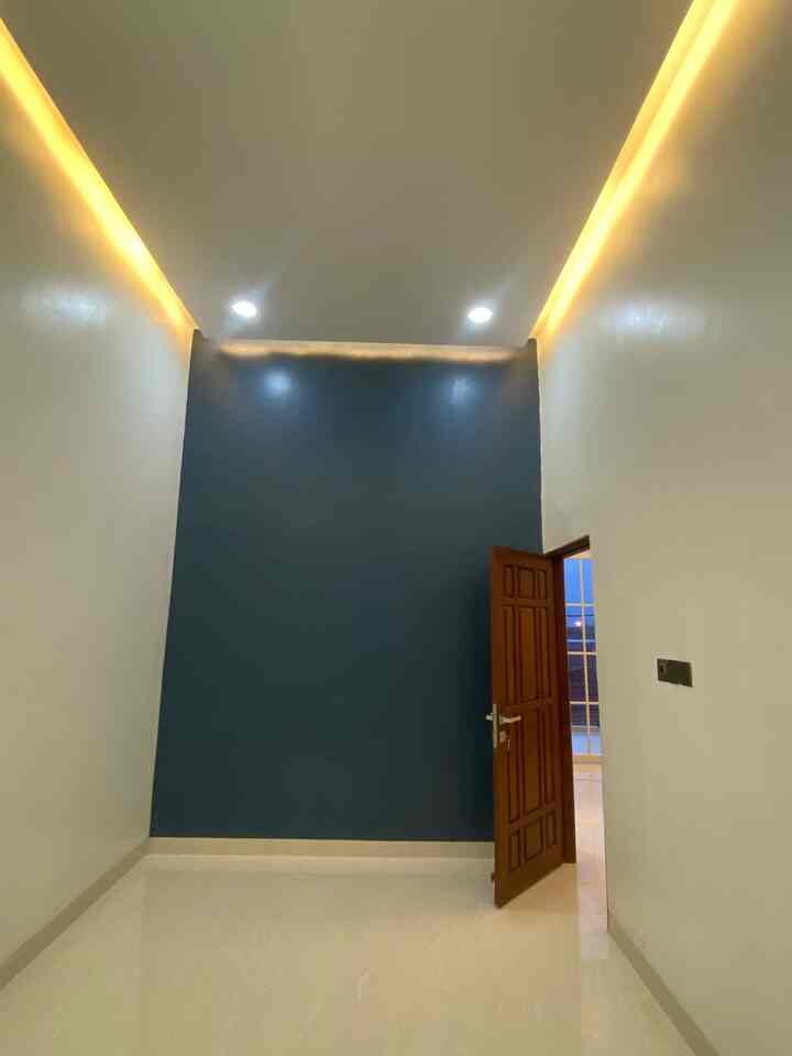 Di slide pertama merupakan master bed room, slide ke 2 kamar tamu atau lebih tempat untuk menyimpan barang , slide ke 3 ruag keluarga . Di semua ruangan saya menggunakan lampu led warna warm white disertai lampu gantung menambah kecantikan ruangan , untuk granit saya pilih yang netral tetapi terdapat guratan seperti marmer. Untuk design rumah ini minimalist yang didominasi warna putih tulang . #decorativeitems #homestyling #roomstyling #hoomdecor