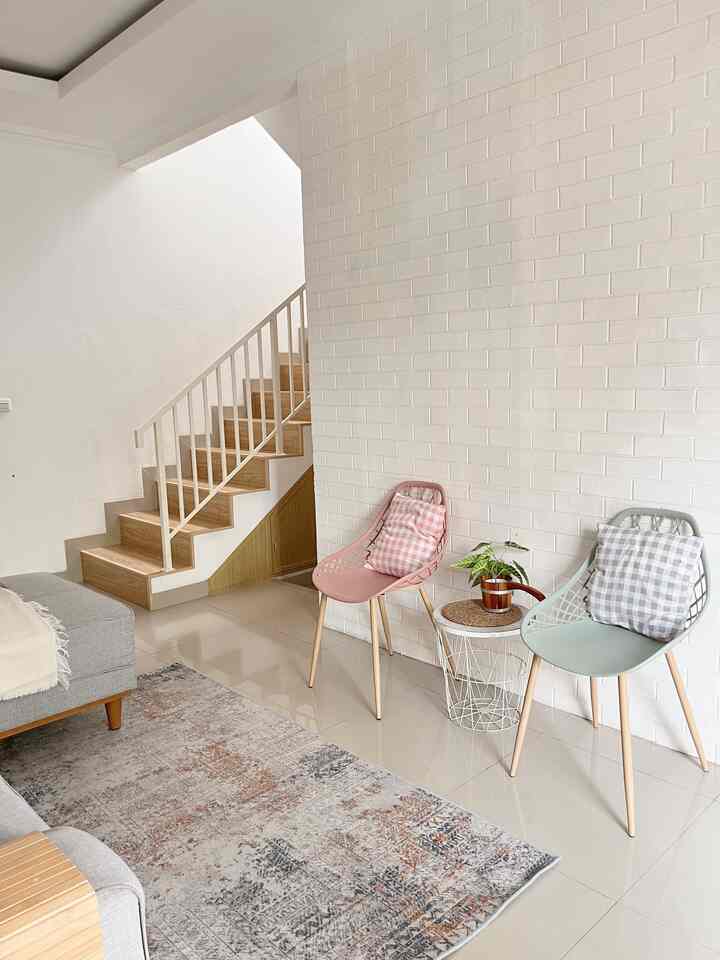 Sebenernya tema rumah ini adalah white and wood, tapi di beberapa ruangan ditambahkan furniture dengan warna pop up agar ruangan lebih hidup. Pemilihan warna lebih ke warna-warna pastel agar masih bisa melebur dengan warna white and wood.

#BringscolorsToMyhome
#HomeColorPalette
#HomeColorDesign