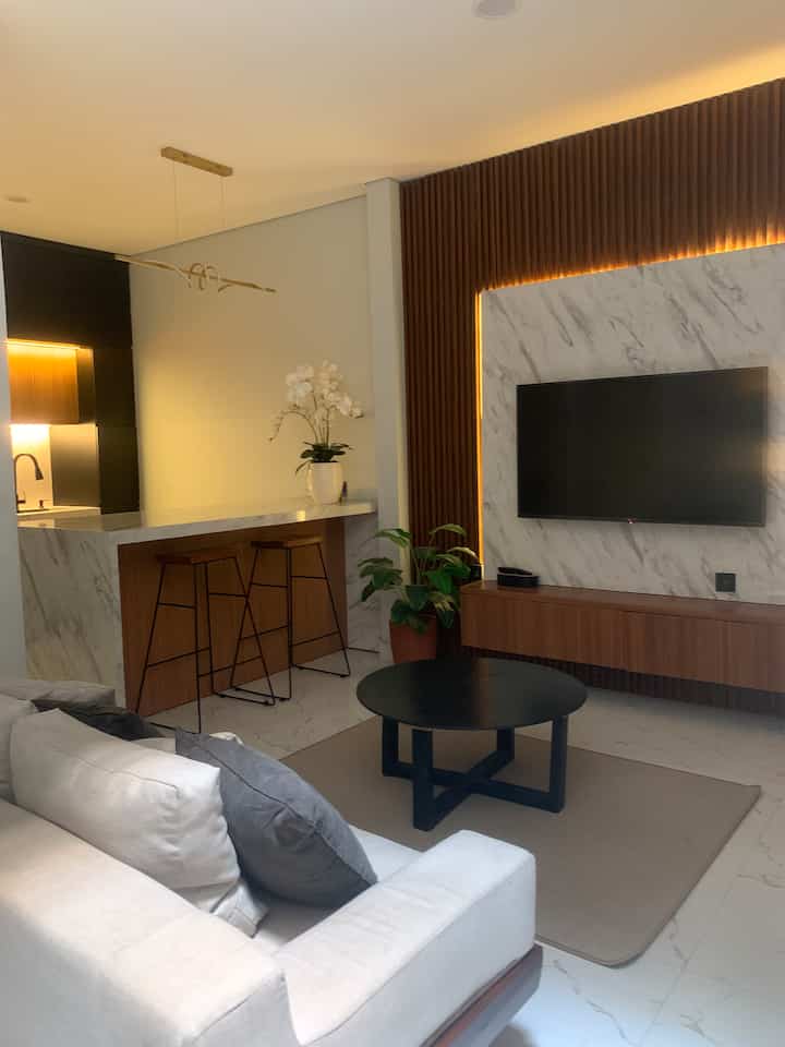 Interior di Nasr.living ini mengusung tema minimalis dengan dark color. Dipadukan dengan unsur material kayu yg cenderung dengan tone gelap juga menjadikan interior terkesan elegan serta dipadukan dengan lighting yang warm menjadikan suasana ruangan menjadi homey. Untuk pemilihan beberapa dekorasi dan furniture bewarna terang juga disesuaikan, seperti warna sofa ivory menjadikan suatu point di area living room ini

#minimalist #homedecorinspo #roomdecorinspo #aesthetichomedecor #nasrliving