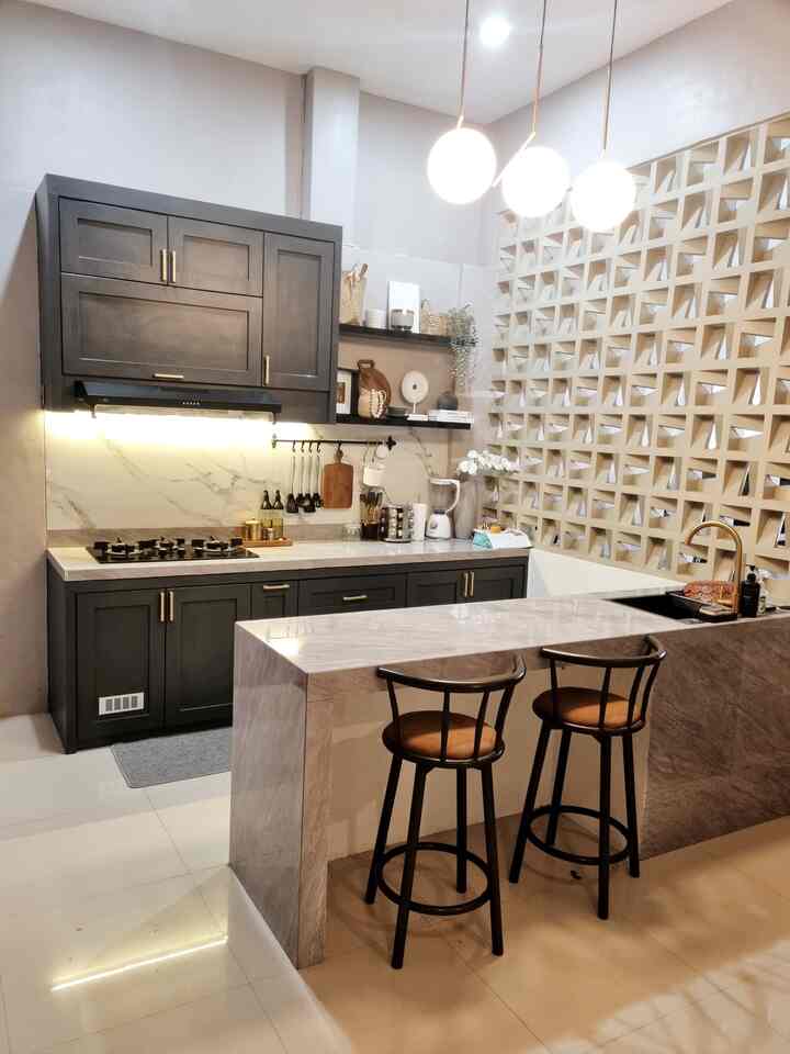 Modern kitchen in white and dark gray tones, featuring marble cabinets, bar stools, and gold accents in harmony