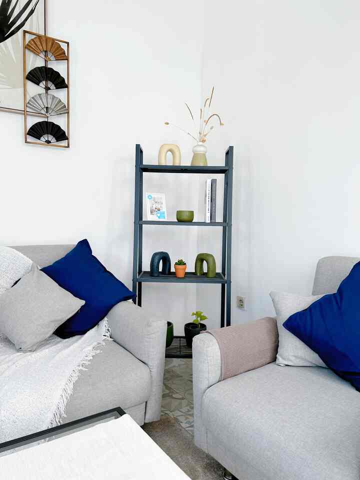 This #ikea shelf is one of the center points in #livingroom #boemisaturnus
The color selection of several displays refers to the #scandinavian theme
#smalldecoration #decorationinspo #hiasanrumah #pernakpernikrumah