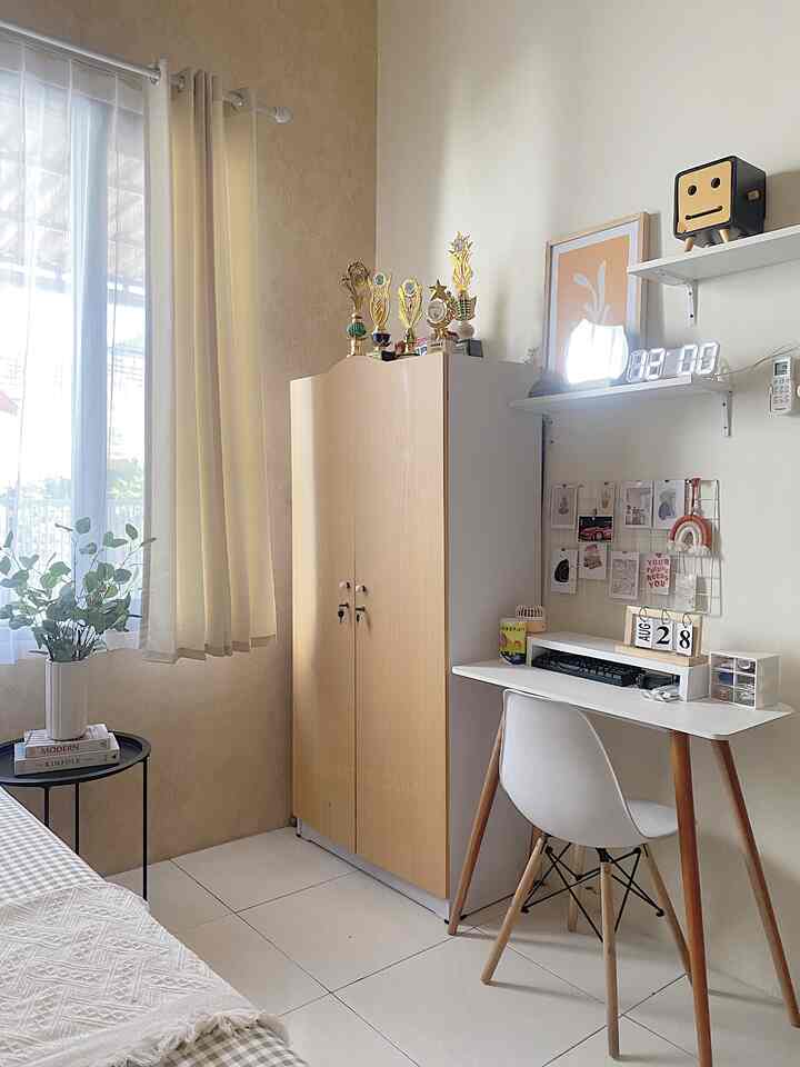 Tempat terestetik di rumah ada di kamar anak karena suka tone nya yang white wood dan selling pointnya adalah jendela lebar yang langsung bisa akses ke taman kering.

#aestheticroom #arsthetichomedecor #homestyling