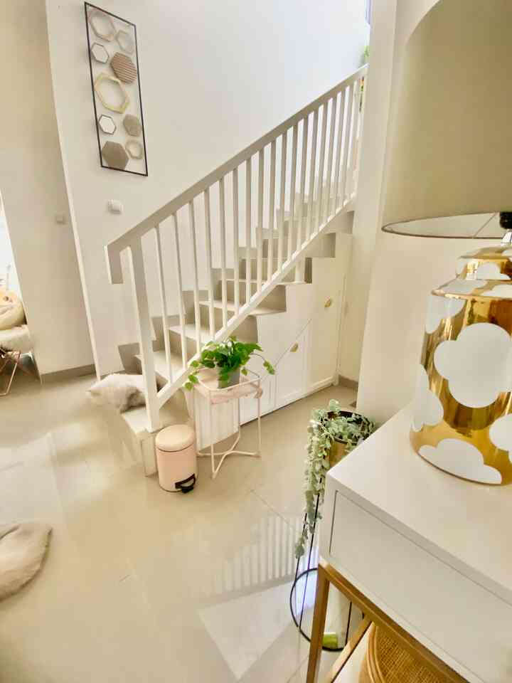 hidup berdampingan dengan anak buluku yg ada 12 sangatlah memyenangkan ini adalah penampakan tangga sekaligus penyimpanan yg terletak dibawah tangga 


#smalldecorations #decorationinspo #hiasanrumah #pernakpernikrumah #classicmodern #rumahcluster #petparent