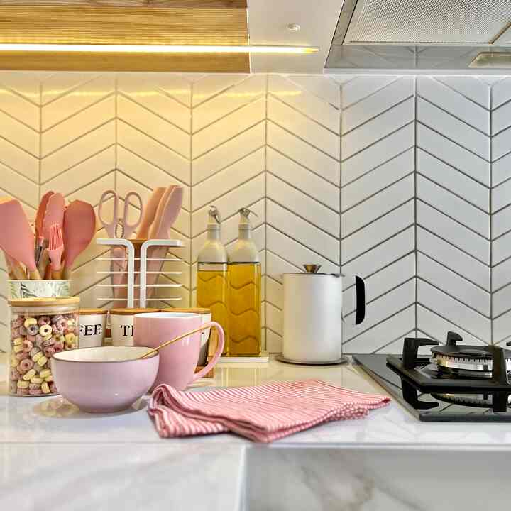 Si pecinta pink sini merapat👋🏻👋🏻

Walaupun tone dapurku white and wood ala2 japandi/skandinavian tapi jiwa pinky ku tak bisa dibendung haha. Jadi tetap ada sentuhan pink di beberapa printilan kitchen deh.

#dapurpink
#dapur 
#dapurcantik 
#dapurminimalis 
#dapurkecil 
#spatulapink
#pisaupink
#mug