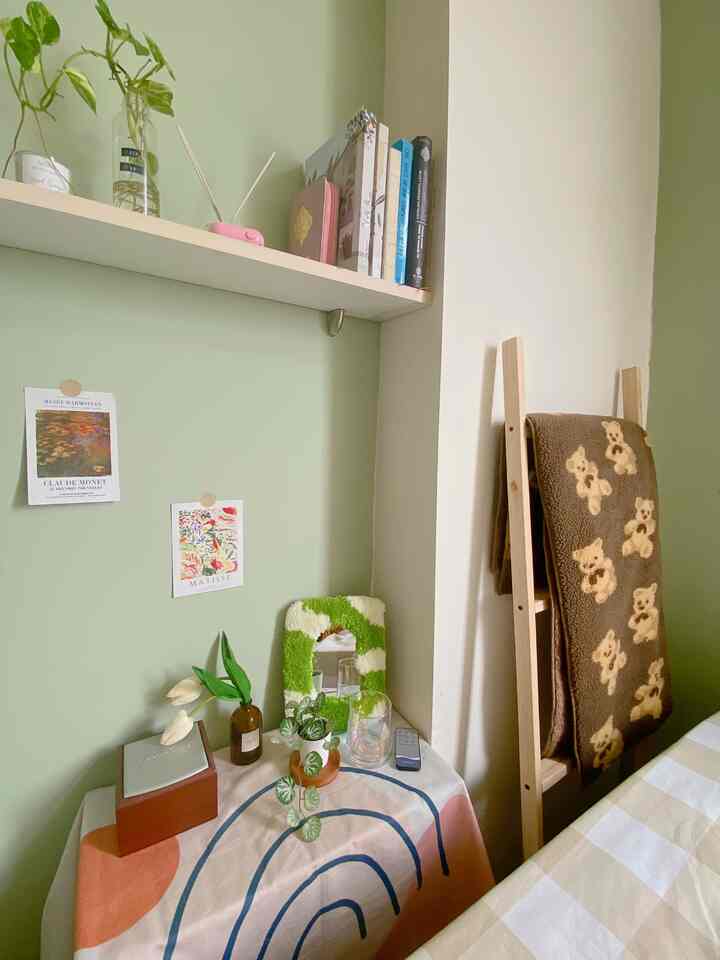 Space sisa di master bedroom yang dijadikan tempat nakas dan ambalan. Di dekorasi ala korea 🫶🏻✨🌷

#koreanstyle #homedecor #decorlowbudget #apartemen #jakarta #masterbedroom #kamartidur #33m2 #nevertoosmall