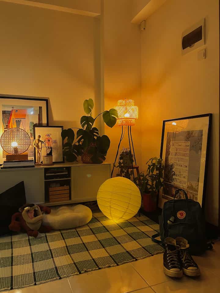 Kadang pojokan ini suka ditaruh apa aja, bahkan paket atau suka lupa tidak taruh  sepatu pada tempatnya 😅 
#livingroom #ruangtamu #selasarapt #nightvibes #tinyapartment #roomdecor #homestyling  