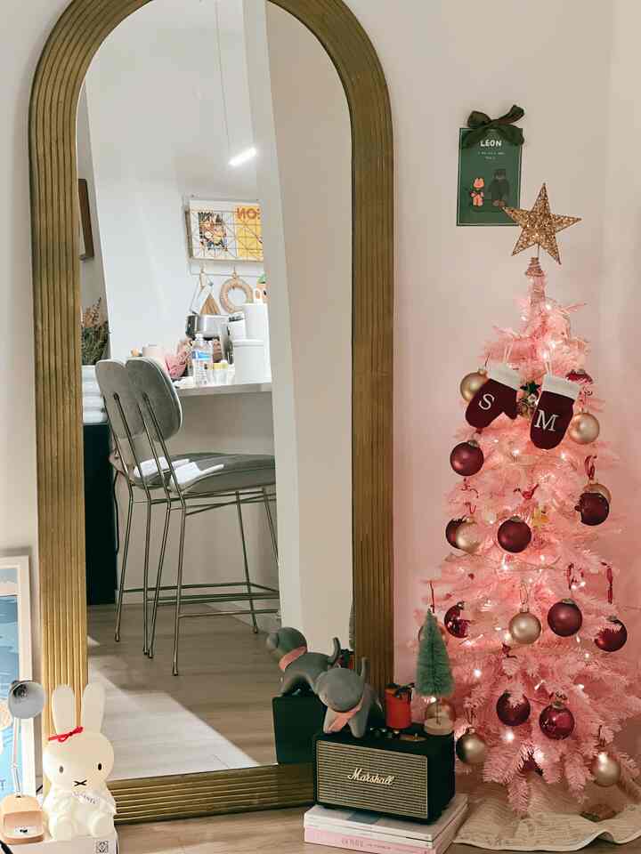 My favorite time of the year 🎄❤️ featuring my mini pink christmas tree 💕💗💖
#christmas #christmasprops #christmastree 