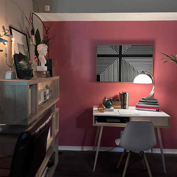 #pink #pinkinterior #pinkroom #walldecoration #homeoffice #homeofficeinterior #aesthetic #esthetic Belum lama ini, ￼Saya memposting kantor rumah saya dan saya kurang puas dengan tampilan keseluruhannya dan karena ada beberapa luka mata di dinding kanan yang ingin saya alihkan perhatiannya. Hal yang paling merusak pemandangan adalah, dan masih merupakan ventilasi balik untuk HVAC. ￼ Tapi saya telah belajar bahwa seseorang tidak seharusnya menutupi hal itu. ￼Saya punya ide untuk memasang kain tenun di dinding itu atau sesuatu untuk menutupinya. Itu sebabnya saya memasang pembatas ruangan berwarna putih di sana ￼untuk mengalihkan perhatiannya namun tidak sepenuhnya menghambat￼ ventilasi kembali. Mungkin cara termudah untuk membuatnya menyatu adalah dengan mengecatnya dengan warna yang sama dengan dinding. Tapi itu berantakan dan saya malas mencari cat dan mengerjakannya. Tertawa terbahak-bahak. ￼ Ditambah lagi, saya sudah punya pembatas ruangan. Jadi sebaiknya saya menggunakannya.￼ Tapi izinkan saya melanjutkan ke bagian yang menarik. ￼Saya baru saja menemukan seni kanvas garis geografis hitam dan putih yang indah ini seharga $30 di toko bernama Ross (Pakaian lebih murah)￼. Ketika saya melihatnya, saya tertarik padanya dan saya berpikir “betapa dramatisnya warna yang cocok dengan warna merah muda sebagai latar belakang”. (dinding saya) Ukuran karya seni juga membantu “mengemas pukulan”. Menempatkannya di dinding dan membiarkannya menjadi satu-satunya bagian di dinding itu, (saya memindahkan karya seni sebelumnya ke ruang tamu) menginspirasi beberapa dekorasi ulang. Satu hal mengarah ke hal lain dan saya menjalani beberapa hari terakhir dengan kreativitas yang menyenangkan. Saya pikir ada banyak hal di ruangan ini yang mengalihkan perhatian dari kerusakan pemandangan di dinding kanan. Tentu saja, pembatas ruangan juga membantu. Gambar terakhir di postingan ini menunjukkan ruang tamu di mana Anda akan melihat karya seni wanita vintage yang saya pindahkan dari dinding merah muda. Saya akan menunjukkan lebih banyak foto dekorasi beberapa hari terakhir ini di beberapa postingan mendatang. Astaga, apakah aku mengambil banyak foto! Saya suka dekorasi dan saya suka melakukan fotografi. Jadi, ini berjalan beriringan bagi saya. Saya sangat senang saya membeli iPhone ini tahun ini dengan kamera hebat ini.