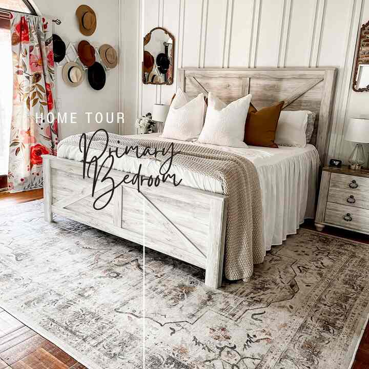 Kamar tidur rumah pertanian modern ini memiliki pesona yang berlimpah dengan lantai kayu parket asli, dinding beraksen cantik, dan perapian yang nyaman. #primarybedroom #modernfarmhouse #bedroomdecor
