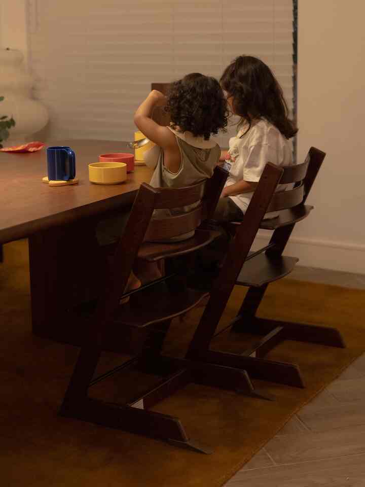 Pesta makan malam balita di kursi tripp trapp kenari kami yang serasi 🥣 #diningroom #contemporarydecor #woodinterior