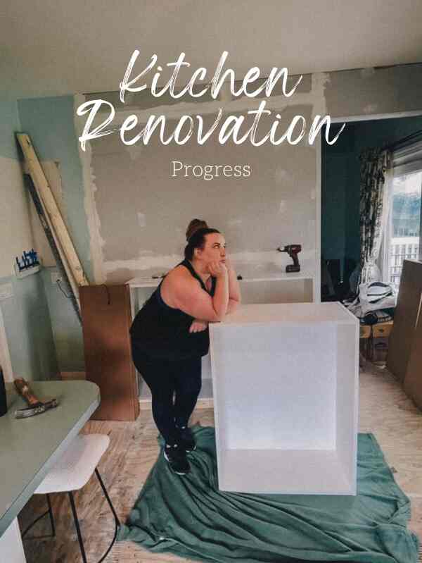 Kita sedang melakukan renovasi dapur, dan saya merasa penting untuk menyampaikan realita seperti apa renovasi tersebut. Kami memulai dengan dapur tahun 1980-an – lemari putih mengkilap, meja laminasi, ubin lantai cat air biru, backsplash kupas dan tempel, serta dinding teal. Anggaran kami terbatas, jadi saya menggunakan semua yang saya bisa dari dapur asli, sambil menambahkan, menyesuaikan, dan menyempurnakan ruang agar sesuai dengan rumah bergaya Victoria tahun 1890-an. Kami mengecat lemari dengan warna kelabu tua dan membuat dinding lemari baru untuk dapur. Saat ini saya sedang memasang ubin di lantai dengan ubin yang terlihat seperti batu tulis dengan pola herringbone. Dan saya akan mencoba mengubah tampilan counter dengan kertas kontak. Selanjutnya, saya akan memasang backsplash marmer baru, membuat sudut kopi, dan mengubah pencahayaan. Ini memang pekerjaan yang berat, tapi semuanya akan sia-sia jika selesai! #KitchenRenovation #IKEAHacks #DIYRenovation