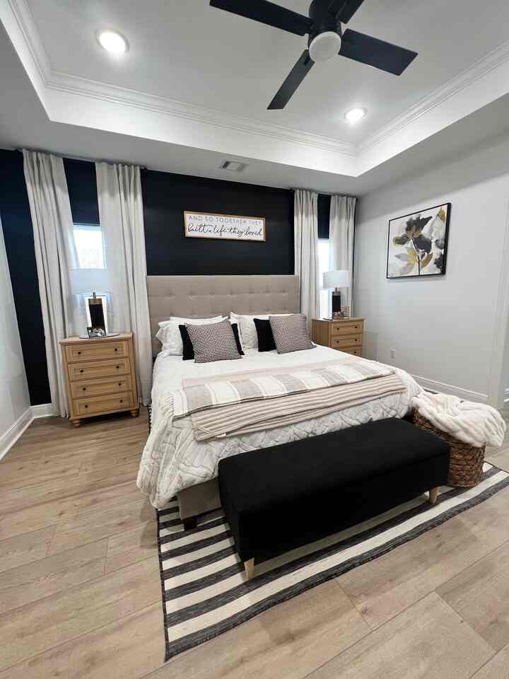 Kamar tidur bernuansa hitam, putih, dan kayu. #modernfarmhouse #masterbedroominterior