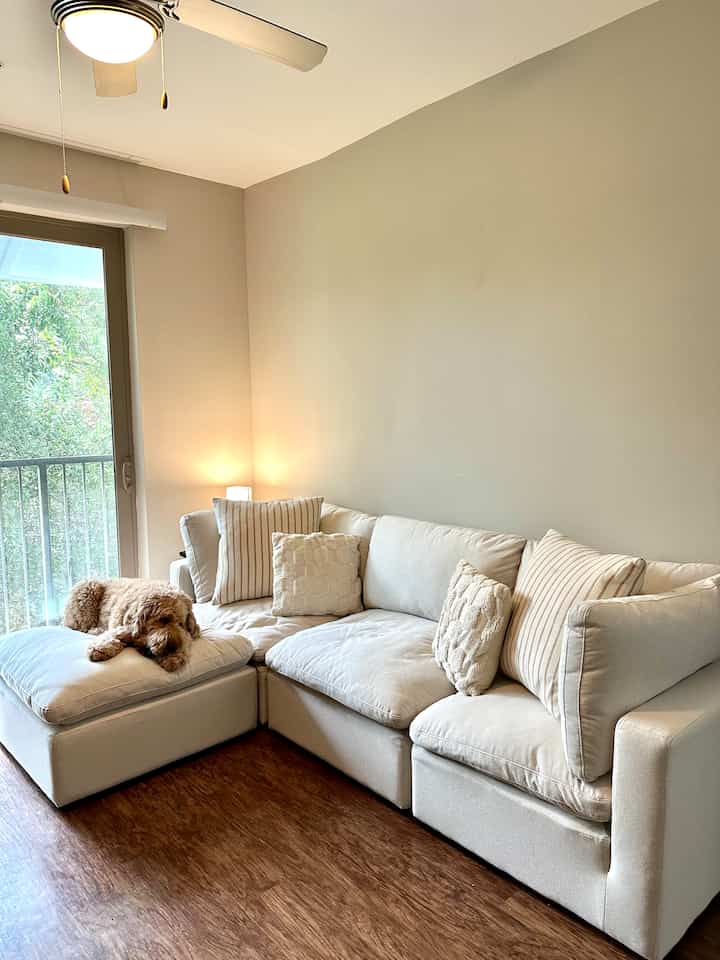 I have searched high and low for a cream sectional and found a great one at Target! I love sectional couches because you can rearrange it in many ways and add or take away pieces.
#couchsofa #livingroom #livingroomdesign 