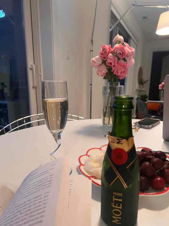 Love turning our dining table into a little reading/studying table!

#diningtable #diningroom #interiorprops #homedecor 