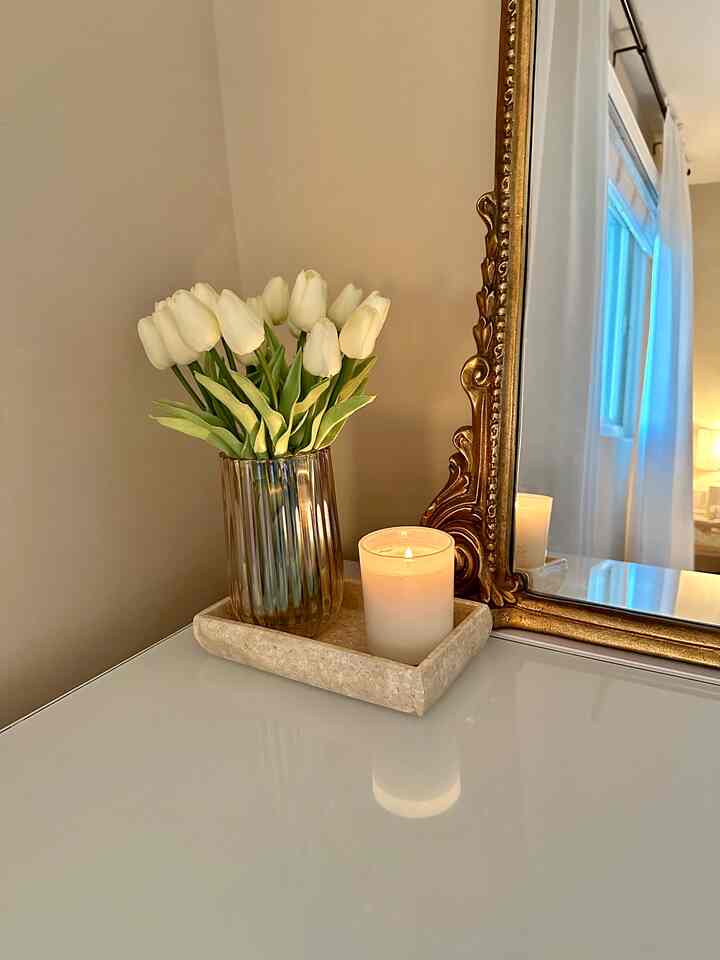Makeup vanity decor #vanity #makeupvanity #flowers 
