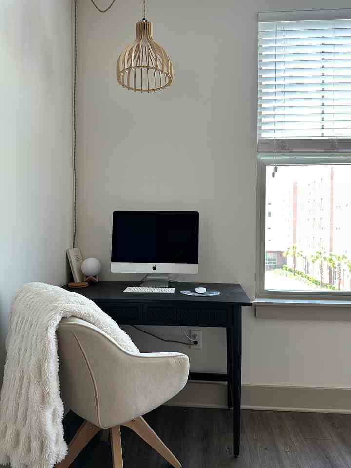 Lingkungan minimalis itulah yang saya butuhkan saat bekerja dari rumah 🙂

Salah satu cara favorit saya untuk mendekorasi adalah memadukan kayu ringan dengan aksen hitam. Sangat bersih dan mulus, rasanya aku tidak akan pernah mendekorasi tanpa menggunakan ini sebagai alasnya 🫶

#wfh #office #livingroomo #workfromhome #homeoffice #homeofficeinterior