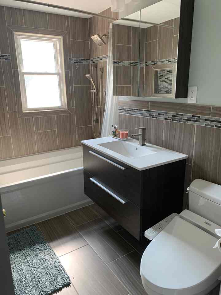 #bathroom santai dengan #bidet , wastafel terapung dengan laci tertutup lembut, dan pancuran besar serta opsi genggam.