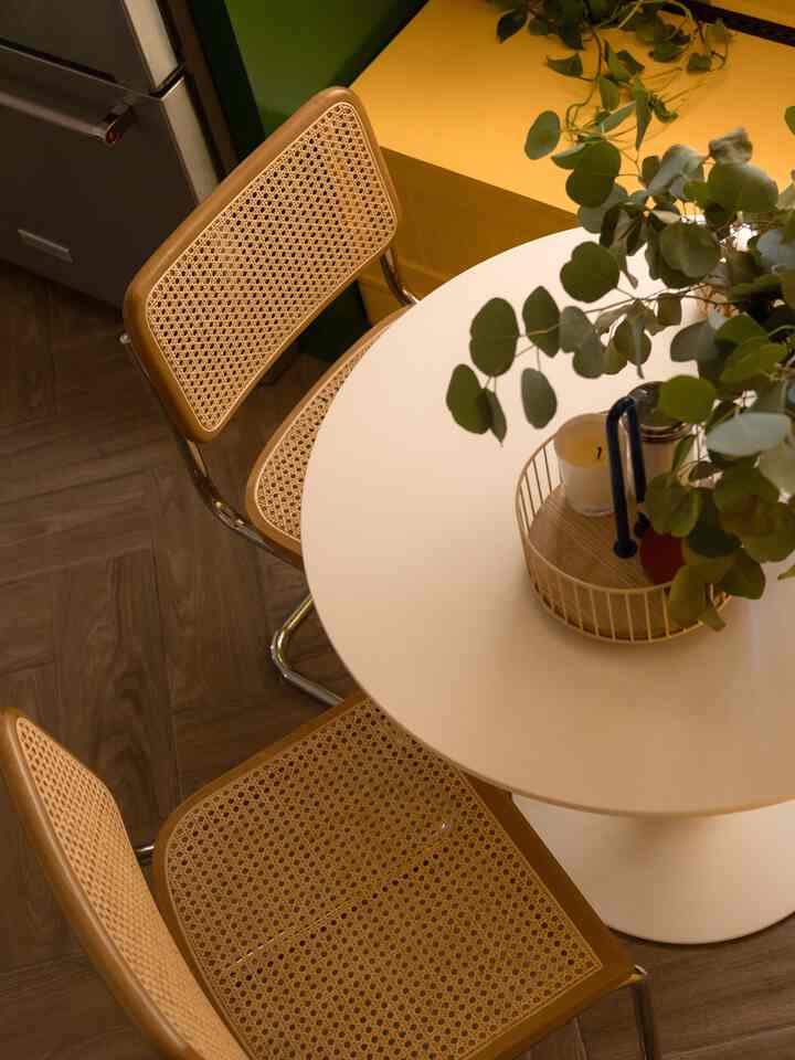 Salah satu sudut rumah yang paling saya sukai dan gunakan, sudut dapur kami. Dari membaca, minum kopi, belajar, memberi makan anak-anak kecil.. kami selalu berada di sudut kecil yang telah direnovasi dan indah ini. #kitcheninterior #kitchennook #midcenturyinterior