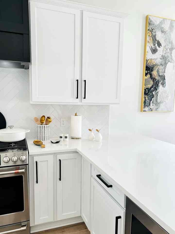 Modern farmhouse Kitchen #cabinetpulls #kitchendecor 