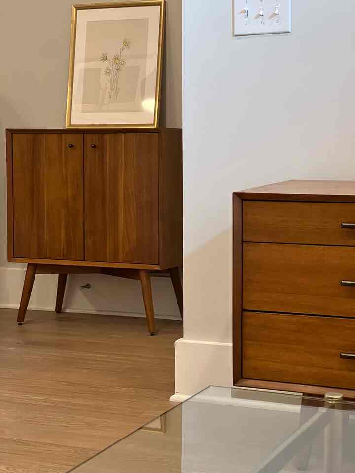 Still working in progress but current set up of our new living room 🥰
#livingroominterior #livingroom #livingroomtable #livingroomcabinet #livingroomdecoration #midcentury #mid-century 