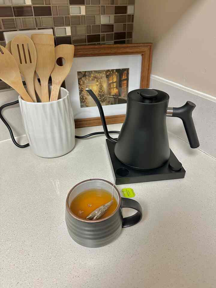 Love the look of this new black tea kettle and mug! Perfect for fall and winter #mug #teakettle #coffeemug 