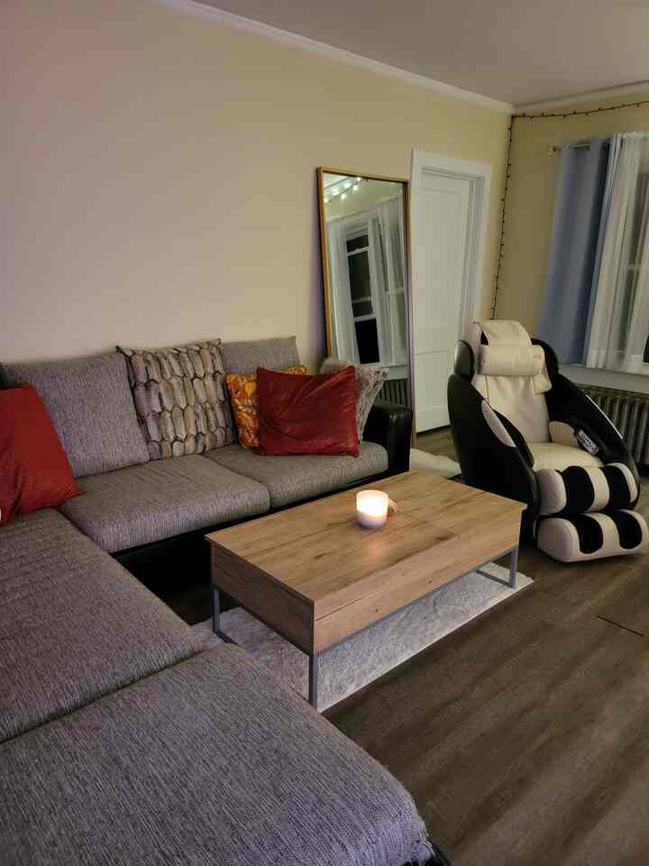 One of my favorite things about the iJOY #massage chair is the colors. I find most massage chairs to sort of clash with your home decor (Unless your furniture is dark and leathery, then your good) This chair in particular is a Bone color that has a #creamy interior and a black oval shaped exterior. Sufficed to say, it is #aesthetically pleasing :) The exterior matches the dark tone of my couch base. And the creamy #interior sort of goes with my walls. 