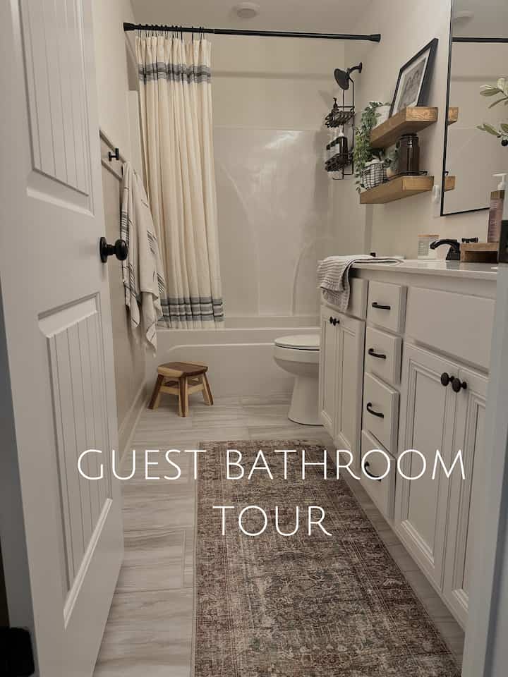 私たちのゲスト用バスルーム ✨ このラグは私のお気に入りの 1 つです!私のリビングルームにも9x12があります🤭
#バスルームスタイリング #organicmodern #floatingshelves
