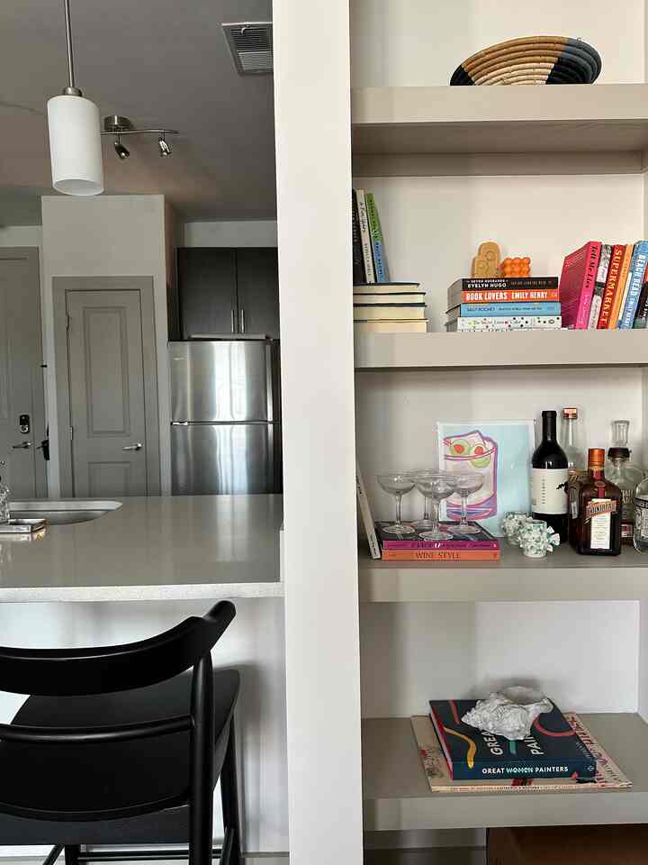 Built-in dalam rental adalah suatu kemenangan 🙌🏼

Saya telah mendekorasi dan mendekorasi ulang ini, tetapi itulah keindahan yang ada di dalamnya! Saya suka mengubah suasana dan menambahkan item dekorasi berbeda saat saya menemukannya

#rak #built-di dalam #built-inkabinetry #livingroominterior #livingroom