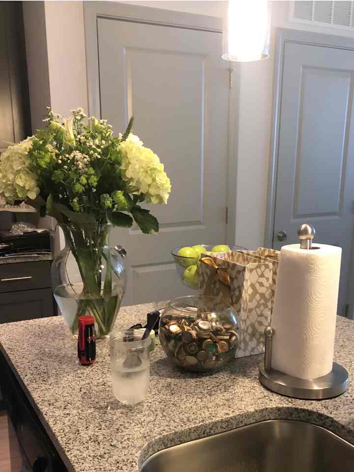 #freshflowers #kitcheninterior